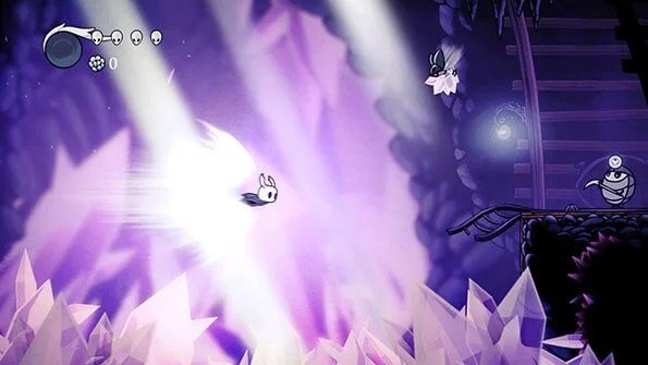 The Knight moving between purple crystals and platforms in Hollow Knight.