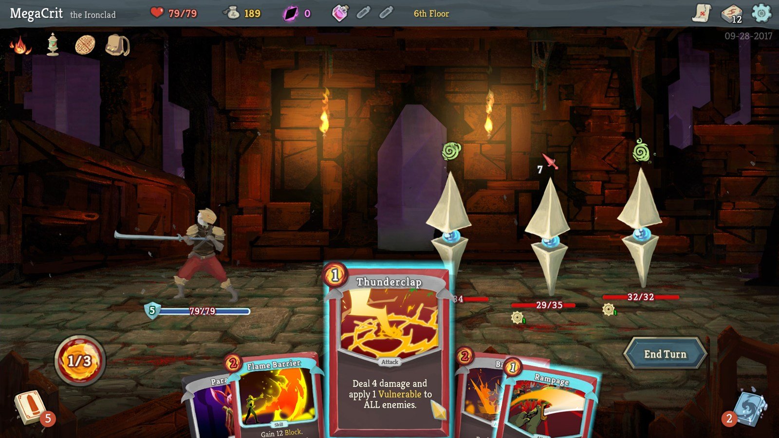 Combate de Slay the Spire com cartas na mão e inimigos em uma sala