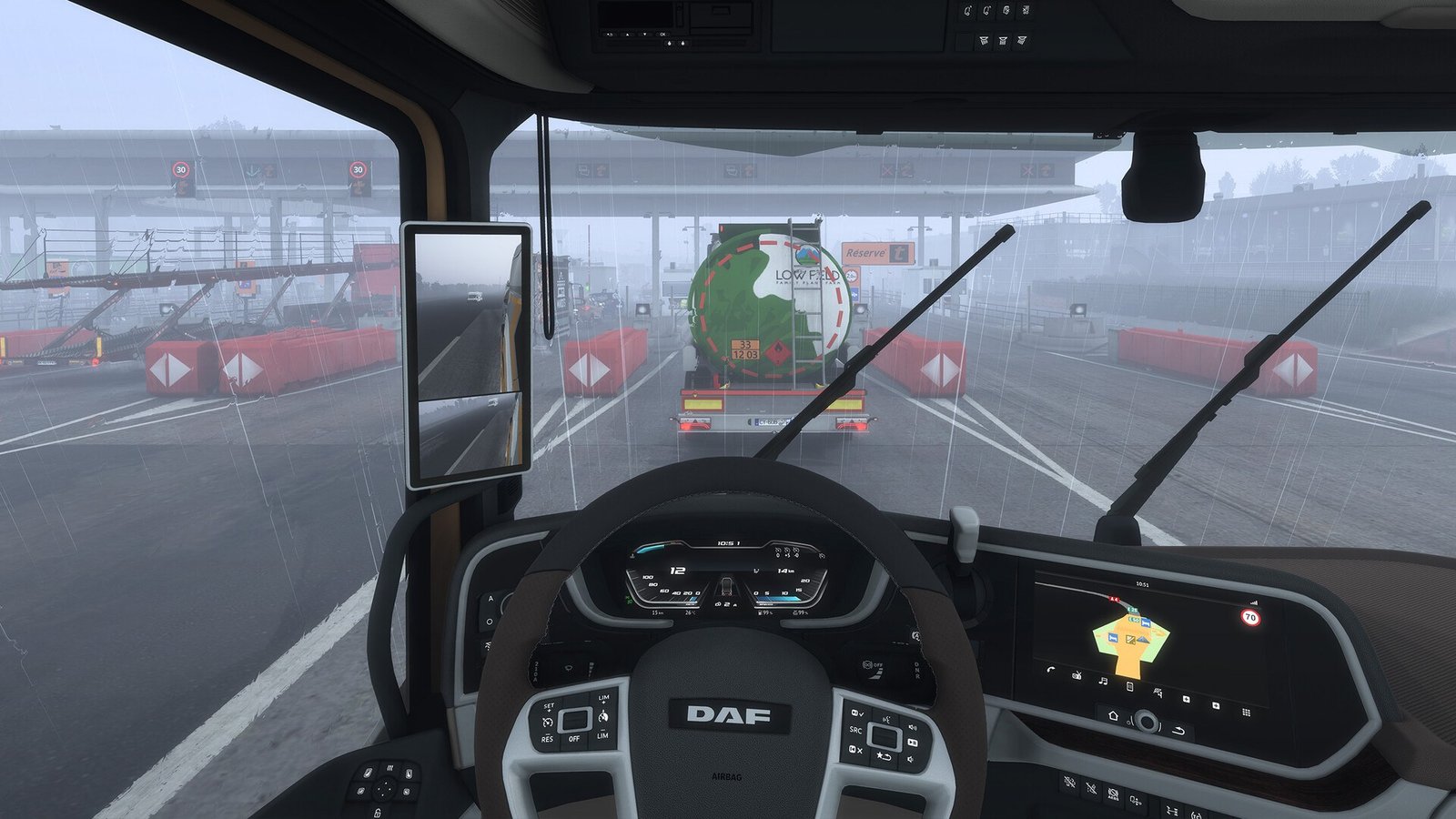 Visão da cabine de um caminhão DAF em Euro Truck Simulator 2, com painel de instrumentos, limpadores e tráfego à frente sob chuva.