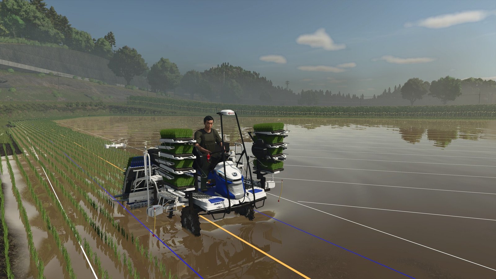 Operador conduz uma máquina agrícola por um campo alagado com fileiras de arroz em Farming Simulator 25.