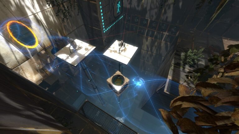 Cubo atravessa um feixe azul diante de um portal laranja e plataformas com torretas em Portal 2.